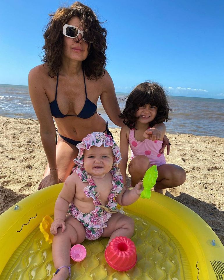 La actriz y sus hijas con Juan Manuel Urtubey