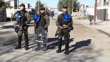 sicarios acribillaron a dos hombres en villa regina