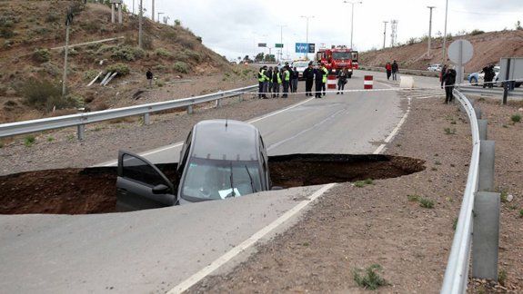 Increíble: un enorme pozo en la Ruta 7 se tragó un auto 
