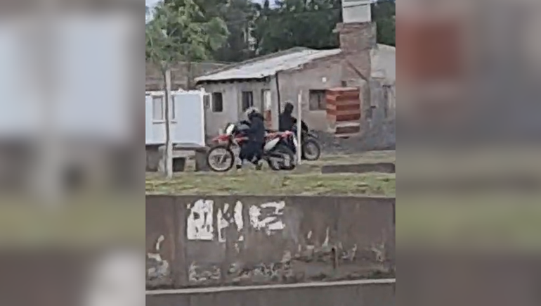 El robo de la moto quedó registrado por los vecinos que se encontraban en los alrededores. 