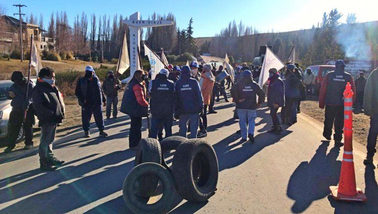 Gastronómicos cortan el ingreso a Bariloche en reclamo de ayuda a trabajadores temporarios