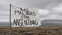Impulsan una ley para que las escuelas de Río Negro exhiban la leyenda: Las Malvinas son Argentinas.