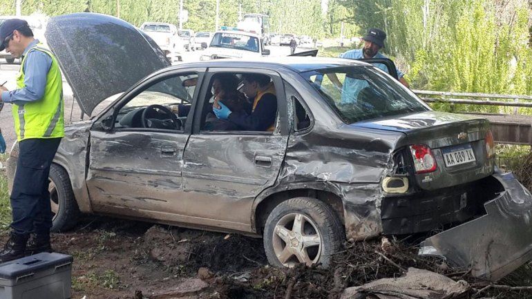 Dos heridos en un múltiple choque sobre la Ruta 151: un auto terminó dentro del canal