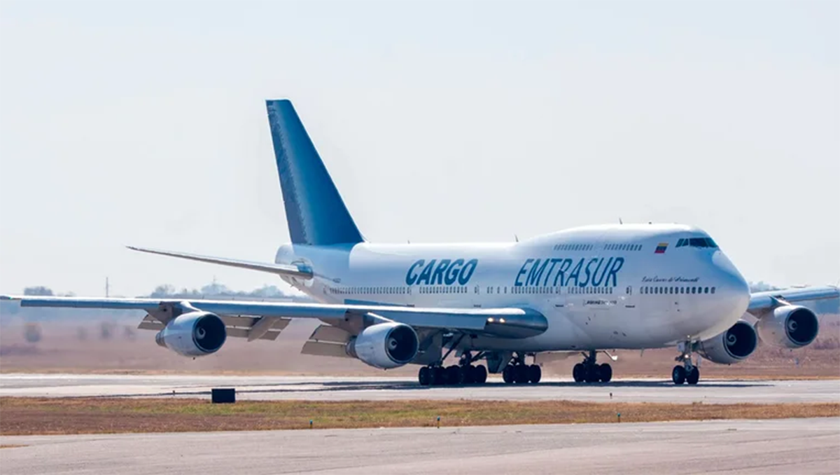 Exigieron la liberación de los tripulantes del avión retenido 
