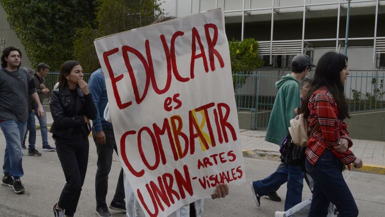 Estudiantes de la UNRN marcharon en Cipolletti contra el veto al financiamiento universitario