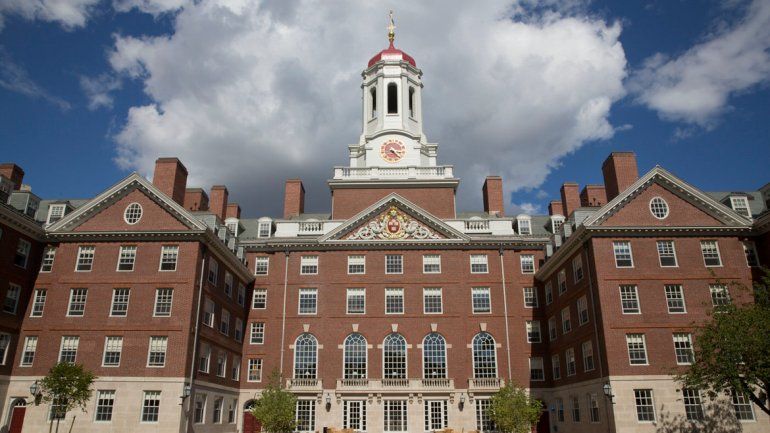 Harvard debió presentar su documentación en comienzos de noviembre y ahora la Justicia la aplazó hasta el 1/12.