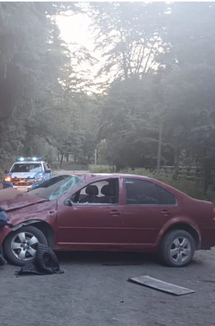 Así quedó el VW Bora tras el vuelco en el casco urbano de Villa La Angostura.