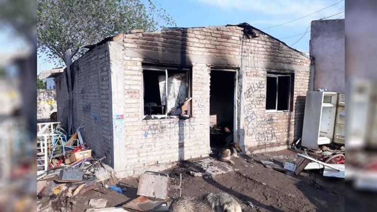 Incendiaron la vivienda del adolescente que violó a una beba en Allen