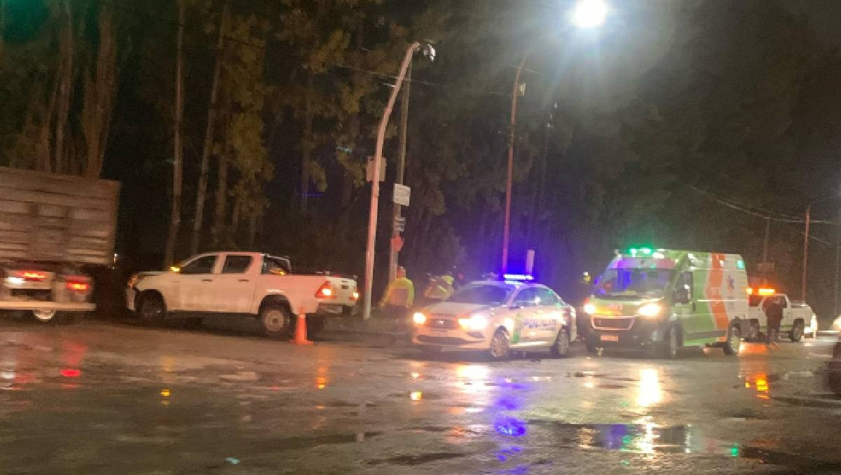 Un choque en Ruta Chica y Circunvalación sacudió la lluviosa mañana.