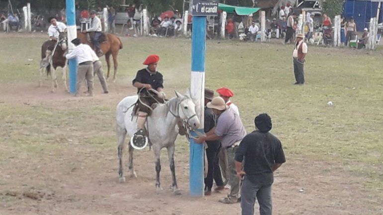 Los jinetes brindaron un buen espectáculo ante el público asistente.