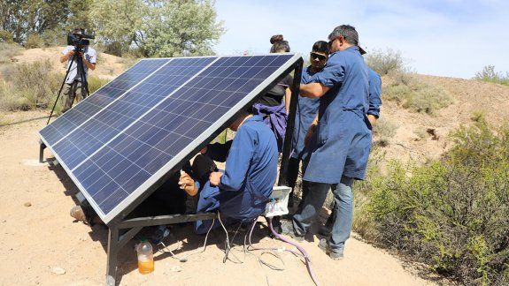 Estudiantes instalaron una bomba solar de riego en una escuela rural de Roca