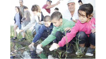 ninos participaron de siembra de alevinos de trucha en la isla jordan