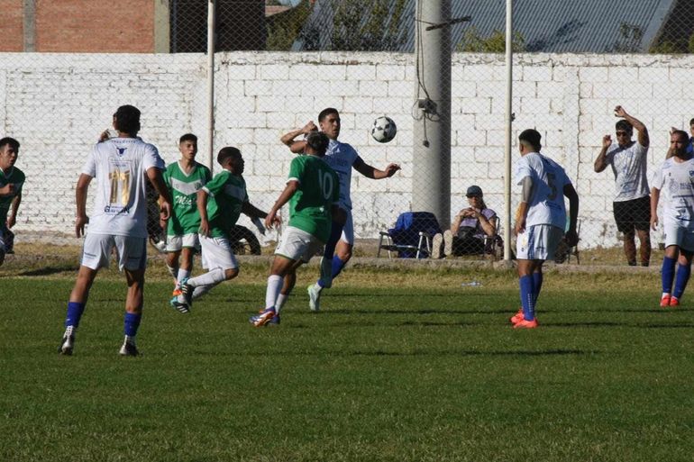 Fernández Oro cayó en casa, no quedan invictos y manda La Amistad en la Liga Confluencia