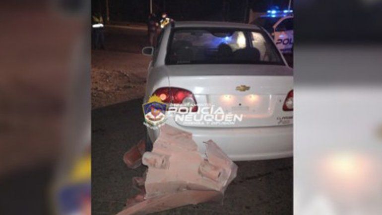 Borracha al volante, huyó, casi atropella a un policía y chocó