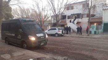 Impresionante operativo para desalojar un departamento usurpado de las 1200 Viviendas