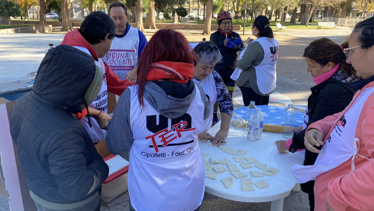 La actividad central convocó a docentes y familias que compartieron mates y torta fritas. 