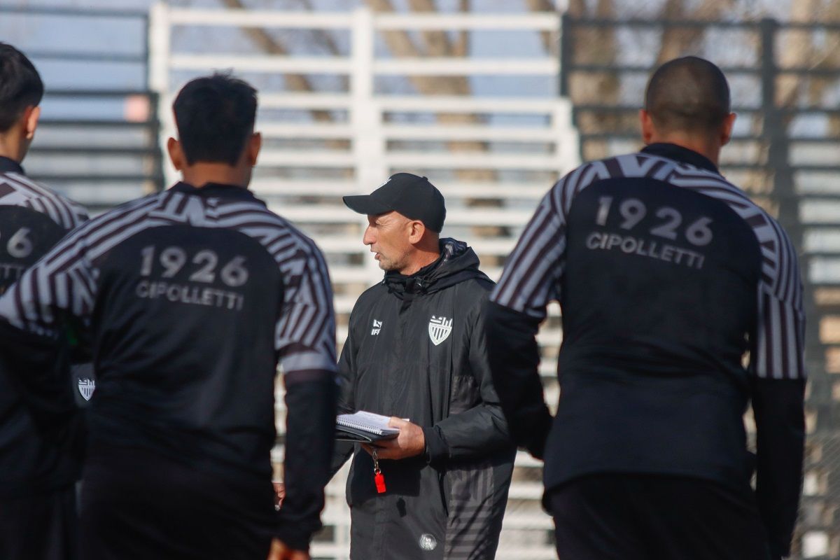 Gabriel Nasta entrenó este jueves con sus muchachos, en la previa al partido del domingo. Foto: Anahí Cárdena&nbsp;