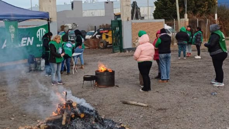 ATE se declaró en estado de alerta y movilización en Allen por la falta de información sobre quien gobierna el municipio tras la suspensión del Intendente.&nbsp;