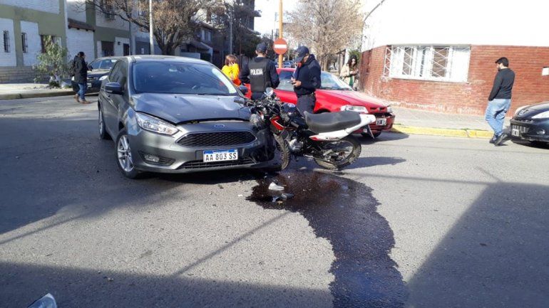 Brutal choque en pleno centro dejó un motociclista hospitalizado