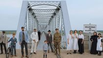 Una impactante imagen de época de una familia al pie del puente interprovincial. Una joyita vía IA.
