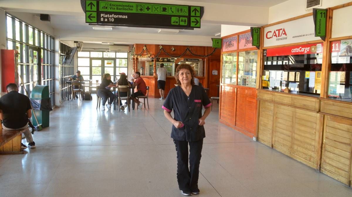 Hilda, una leyenda de la Terminal de Cipolletti. Cerca de las boleterías donde trabajó tanto tiempo y con la confitería donde lo hace actualmente de fondo.