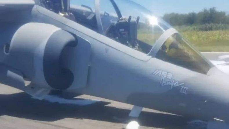 El avión Caza A-4AR C-911 de la Fuerza Aérea Argentina estaba realizando maniobras de entrenamiento, cuando tuvo un problema en el tren delantero y tuvo que aterrizar de emrgencia en el aeropuerto de Córdoba. Foto: Google.