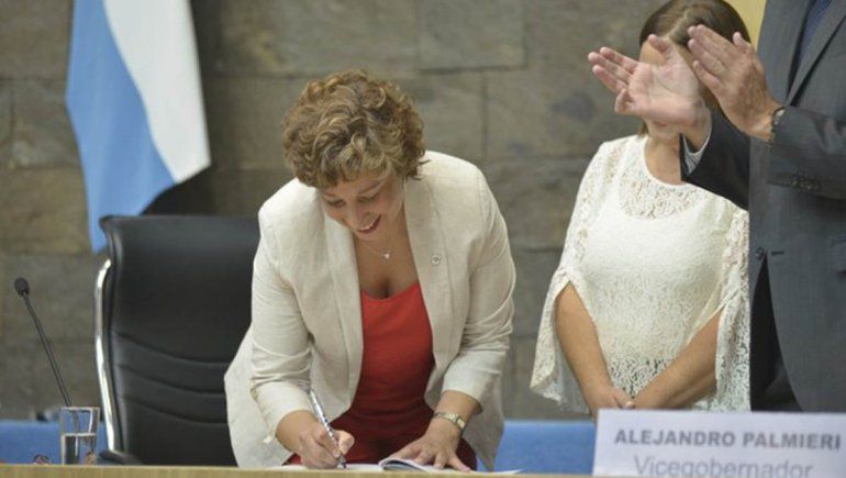 Arabela Carreras asumió la gobernación: Creemos en un futuro grande para Río Negro