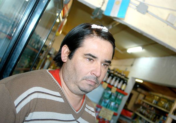 Armados, lo amenazaron y golpearon para robarle