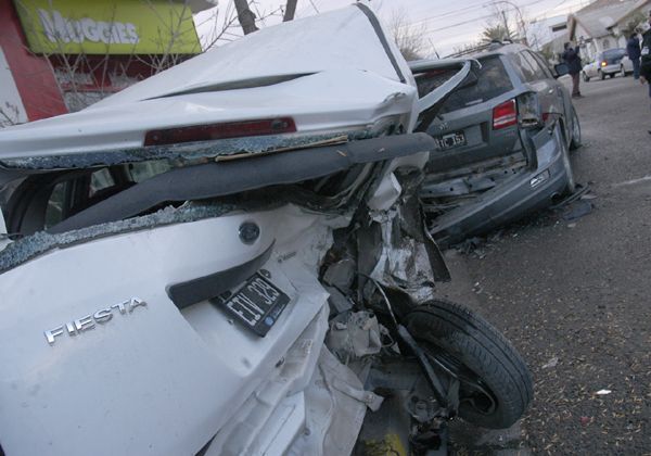 Murió un joven tras choque con auto y camioneta