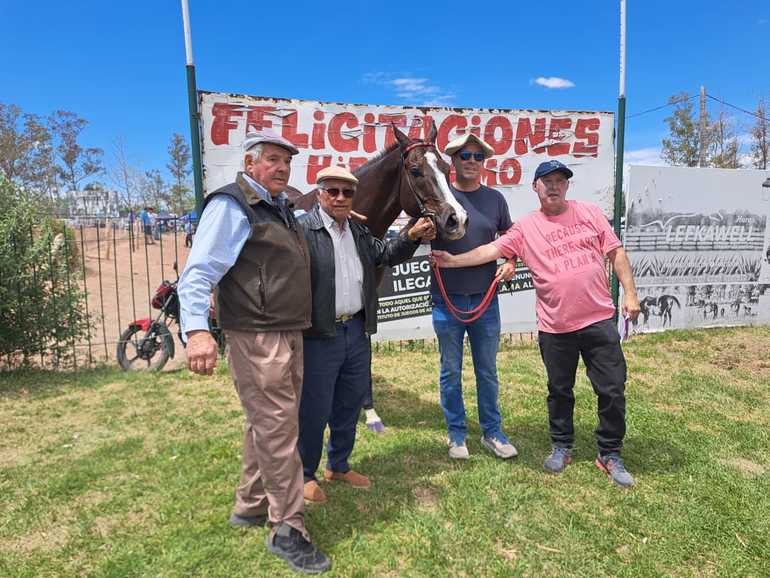 Carlitos -el primero de izquierda a derecha- y Damián -boina clara y remera azul-, junto a los otros propietarios de Don Carlos, Nestor Méndez y Osvaldo Franco, en el festejo.