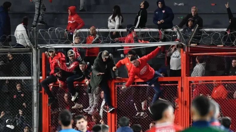 Violencia en Avellaneda: se suspendió Independiente - Universidad de Chile por incidentes muy graves