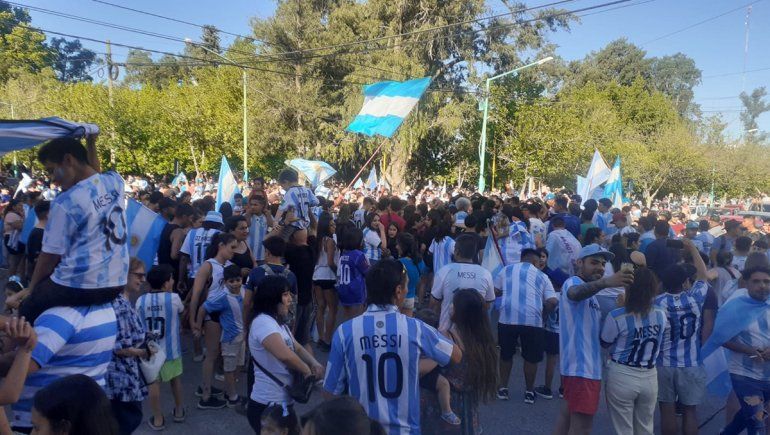 El festejo de los cipoleños por el gran triunfo de Argentina ante Polonia 