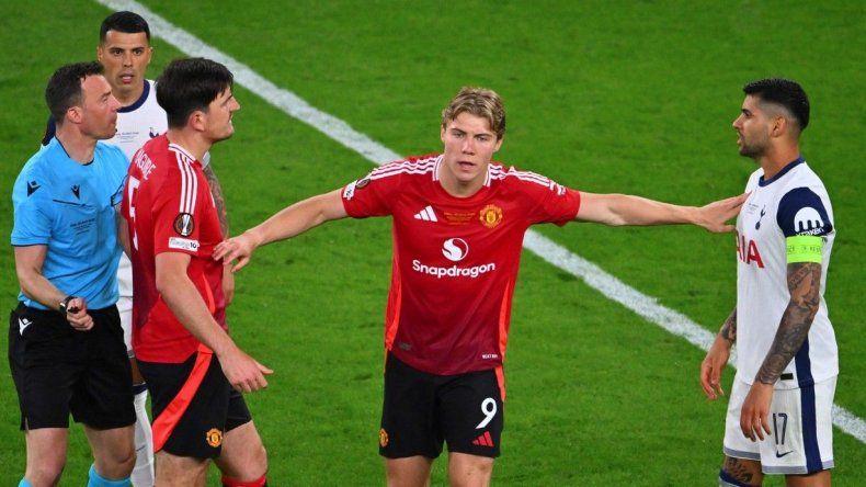 Maguire y el Cuti Romero se cruzaron en varias ocasiones durante el partido.