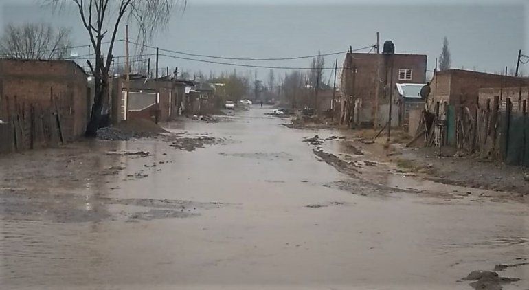 En el barrio Obrero A siguen sufriendo el temporal, y encima el frío