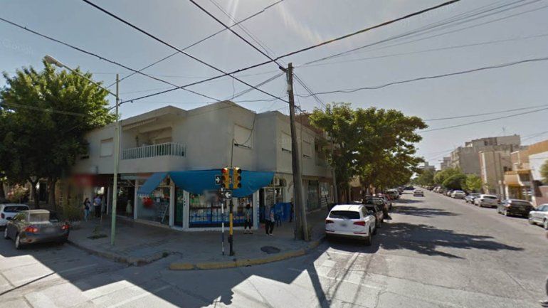 Dos pibes rompieron la vidriera de un kiosco y se robaron gomitas y chupetines