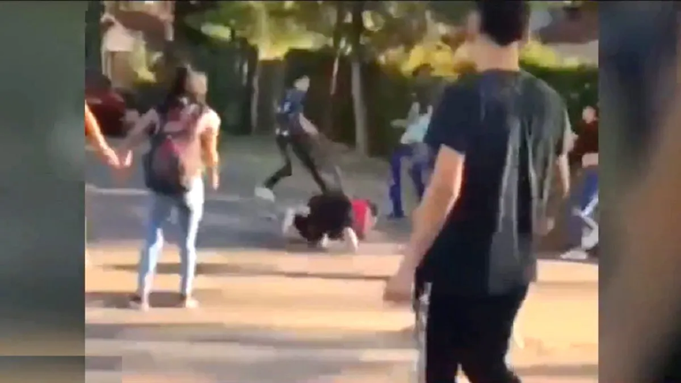 Armas blancas, elementos de defensa personal y citas para pelearse fuera de la escuela