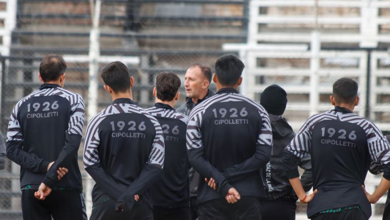 Cipolletti disputa un partido clave.