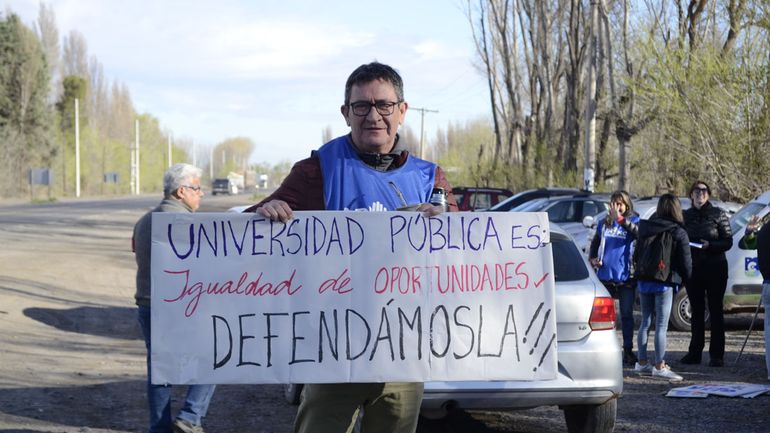Docentes y estudiantes volantearon en la ruta nacional 22 en ingreso a la Isla Jordán. Docentes y estudiantes volantearon en la ruta nacional 22 en ingreso a la Isla Jordán.