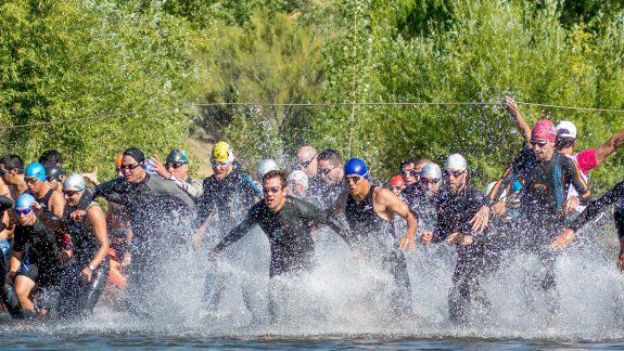 A las 10, en el río Negro, se puso en marcha el Triatlón de la Pera.