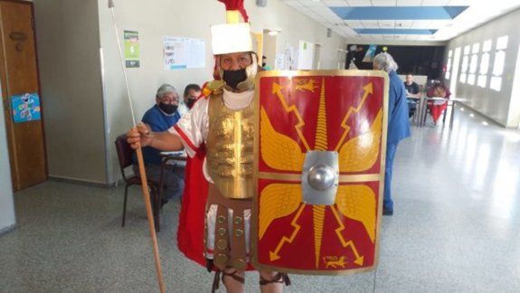 Sin miedo al éxito: un rionegrino fue a votar vestido de gladiador