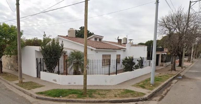 Tragedia: un hombre estaba arreglando su auto, se le cayó encima y murió aplastado