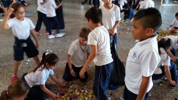 Chicos del colegio Brentana y docentes ayudaron a cargar el camión.