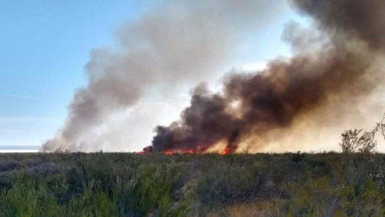 Luchan por controlar el incendio en campos cercanos a Las Grutas