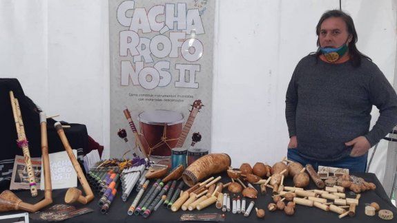 El maestro que saca música de la basura junto a sus alumnos
