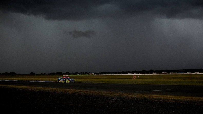 Un temporal obligó a demorar la clasificación del Turismo Carretera en Toay.