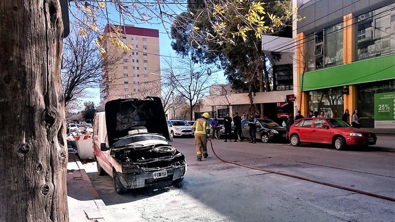 Fueron a trabajar a la Municipalidad y se les prendió fuego la camioneta