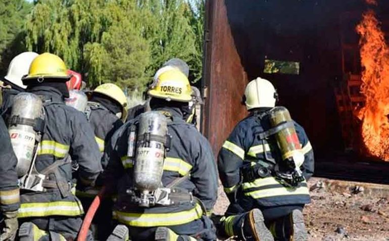 Bomberos voluntarios lograron sofocar el incendio tras el violento ataque contra el personal policial.