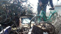 un taller para aprender a reciclar las viejas bicicletas
