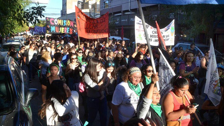 Las fotos de la multitudinaria marcha de mujeres cipoleñas por el #8M 