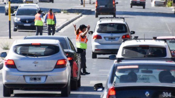 Se enojó por una multa y le tiró con su pierna ortopédica 